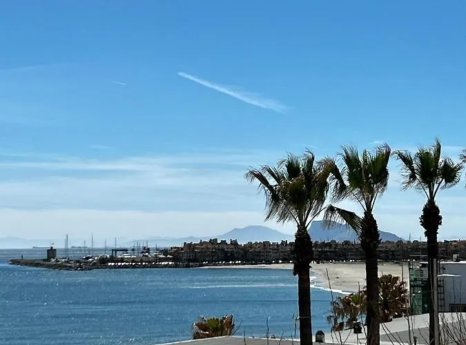 Skon Lejlighed Med Havudsigt Og Taet Pa Stranden Torreguadiaro