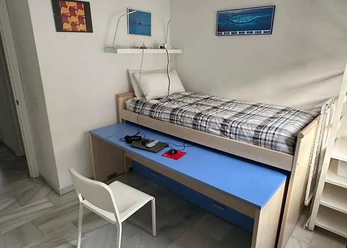 El Cortijuelo. Magnificent Triplex Terraced House With Rooftop Of 18M2, Overlooking The Sea. Parking Torremolinos privato