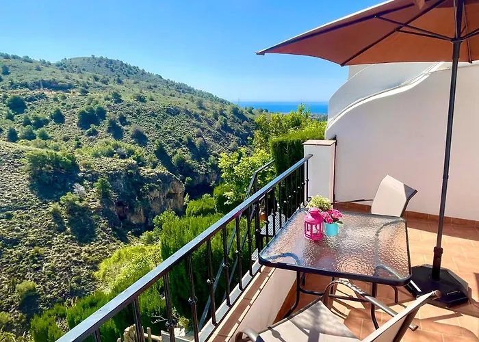 Apartamentos Axarquia , Frigiliana, terraza privada con vistas a la montaña rio y al mar